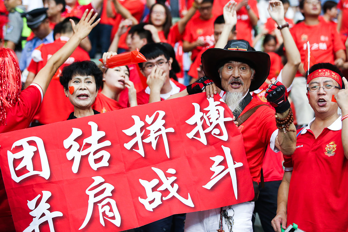 球队在比赛中拼尽全力，力争获得胜利